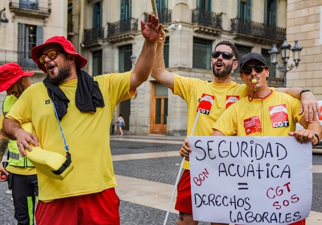 Manifestantes en la plaza de San Jaime, este viernes, reclamando mejoras laborales para los socorristas