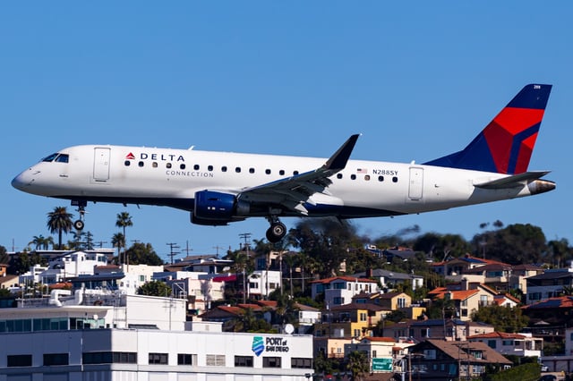 A SkyWest E175 operating for Delta Connection. (Photo: Shutterstock | Wenjie Zheng)