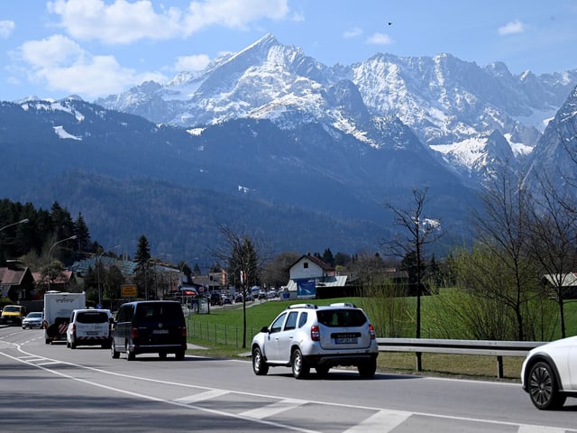 Nach österreichischem Vorbild will Bayern nun Autofahrer auch bei Stau auf den Autobahnen halten.