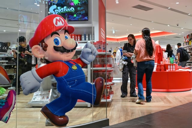 Der japanische Videospielkonzern Nintendo hat im zweiten Quartal ein massives Umsatzwachstum wegen des Erfolgs seiner neuen Spielkonsole Switch 2 verbucht. Der Umsatz stieg um 132 Prozent auf 572 Milliarden Yen, wie Nintendo mitteilte.