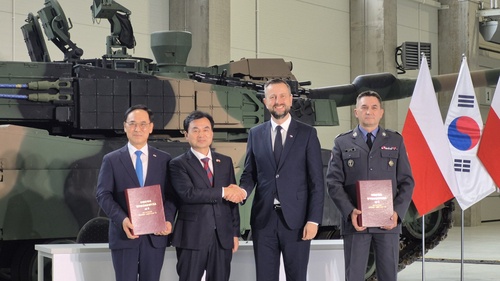 This photo, provided by the South Korean defense ministry, shows Defense Minister Ahn Gyu-back (2nd from L) and his Polish counterpart, Wladyslaw Kosiniak-Kamysz (2nd from R), attending a signing ceremony to supply additional K2 tanks to Poland in Gliwice, southern Poland, on Aug. 1, 2025. (PHOTO NOT FOR SALE) (Yonhap)