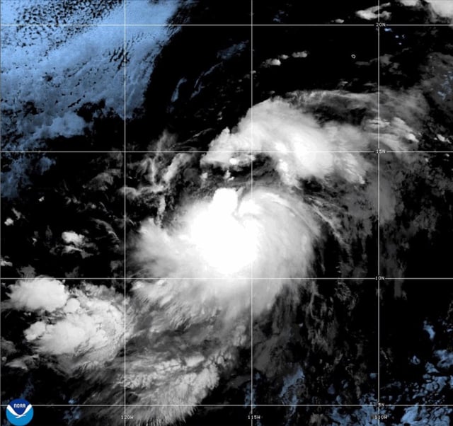 En esta imagen satelital, distribuida por la NOAA, se muestra la tormenta tropical Gil, ubicada al sur-suroeste de la península de Baja California, el 31 de julio de 2025. (NOAA vía AP)