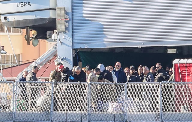 Archivo - Migrantes llegan al centro de detención organizado por Italia en Shengjin (Albania)