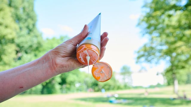 Sonnencreme wird aus einer Tube gedrückt.