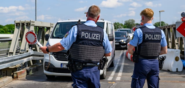 Beamte der Bundespolizei überwachen die Einreise am deutsch-polnischen Grenzübergang von Küstrin-Kietz