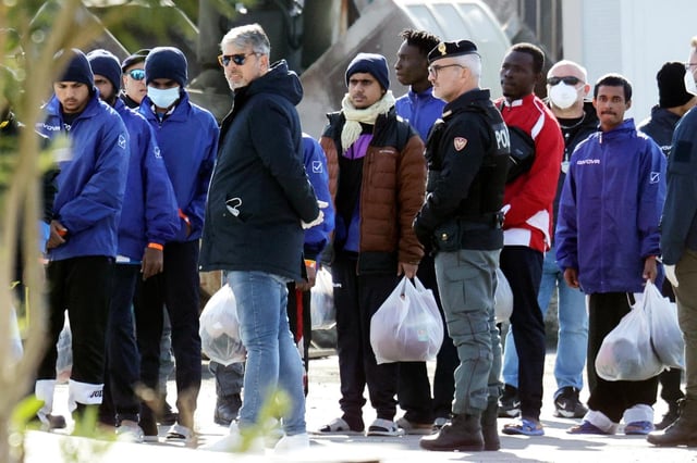 ARCHIVO - Migrantes siguen a las autoridades a su llegada al puerto de Shengjin, en el noroeste de Albania, el 28 de enero de 2025. (AP Foto/Vlasov Sulaj, archivo)