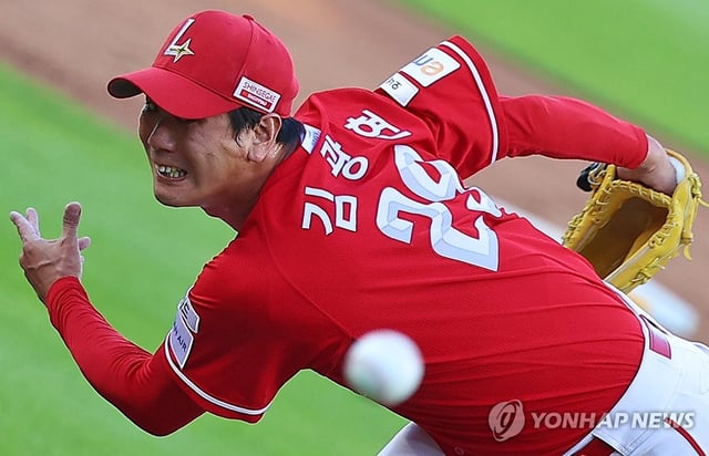 This July 26, 2025, photo shows SSG Landers starter Kim Kwang-hyun in action against the Hanwha Eagles during the clubs' Korea Baseball Organization regular-season game at Daejeon Hanwha Life Ballpark in Daejeon, some 140 kilometers south of Seoul. (Yonhap)