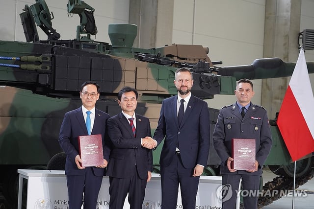 This photo, provided by Hyundai Rotem, shows Defense Minister Ahn Gyu-back (2nd from L) and his Polish counterpart, Wladyslaw Kosiniak-Kamysz (2nd from R), attending a contract signing ceremony to supply additional K2 tanks to Poland in Gliwice, southern Poland, on Aug. 1, 2025. (PHOTO NOT FOR SALE) (Yonhap)