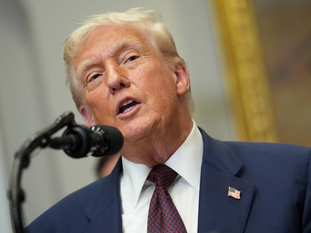 Washington (United States), 01/08/2025.- US President Donald Trump speaks during an executive order signing ceremony in the Roosevelt Room of the White House in Washington, DC, USA, 31 July 2025. The order will formally reestablish the Presidential Fitness Test, creating school-based programs that reward excellence in physical education. EFE/EPA/ERIC LEE / POOL