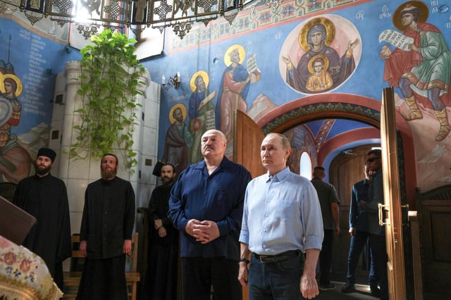 El presidente ruso Vladímir Putin, derecha, y su homólogo bielorruso Alexander Lukashenko, segundo a la derecha, visitan el skete de Smolensky en el monasterio de Valaam, en la isla del mismo nombre, en el lago Ladoga, República de Karelia, Rusia, el viernes 1 de agosto de 2025. (Gavriil Grigorov, Sputnik, Kremlin Pool Foto vía AP)