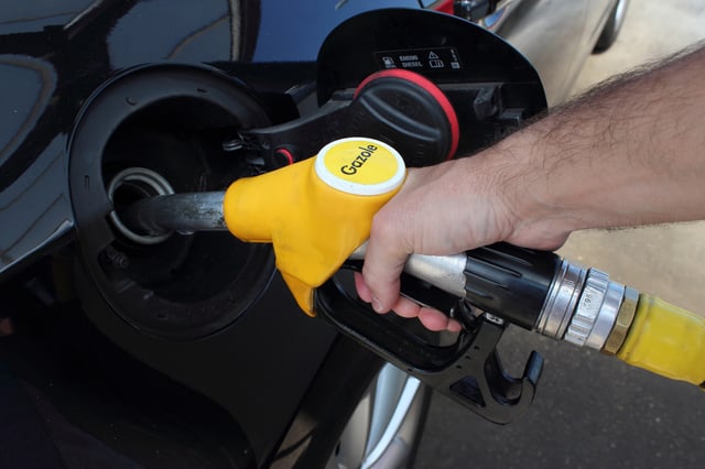 Si ces quelques centimes peuvent sembler insignifiants, la différence se ressent sur la facture finale. Pour un plein de 50 litres, ainsi, elle peut atteindre, dans le cas du gazole, quatre euros entre 2024 et 2025, et jusqu’à dix-sept euros par rapport au pic de 2022.