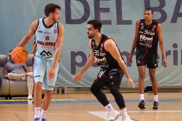 Adrian Chapela y Jorge Martínez durante un derbi entre Palmer Basket y Fibwi Palma de la pasada temporada en Segunda FEB