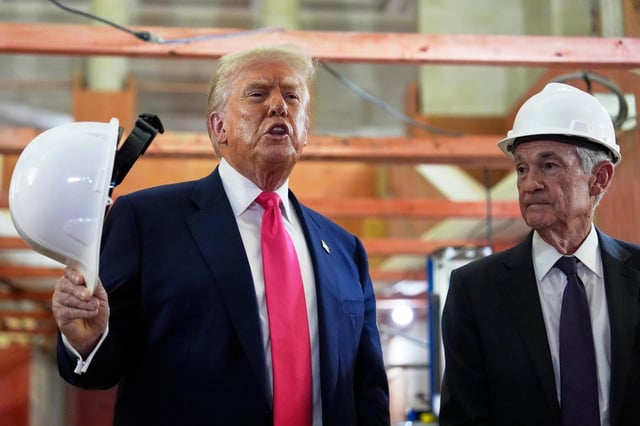 El presidente de Estados Unidos, Donald Trump, habla mientras el presidente de la Reserva Federal, Jerome Powell, escucha, en una visita a la sede del organismo, el jueves 24 de julio de 2025, en Washington. (AP Foto/Julia Demaree Nikhinson)
