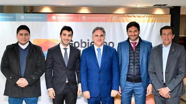 Claudio Vidal, Ignacio Torres, Martín Llaryora, Maximiliano Pullaro y Carlos Sadir.