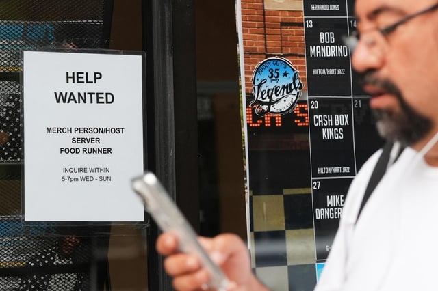 Un letrero de solicitud de empleados en un club de música y blues en vivo en Chicago, el jueves 24 de julio de 2025. (AP Foto/Nam Y. Huh)