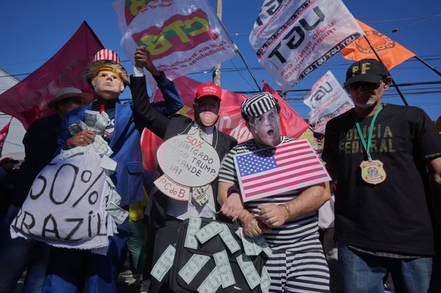 Manifestantes protestan contra el arancel del 50% impuesto por Estados Unidos a los productos brasileños frente al consulado estadounidense en San Pablo, el viernes 1 de agosto de 2025.