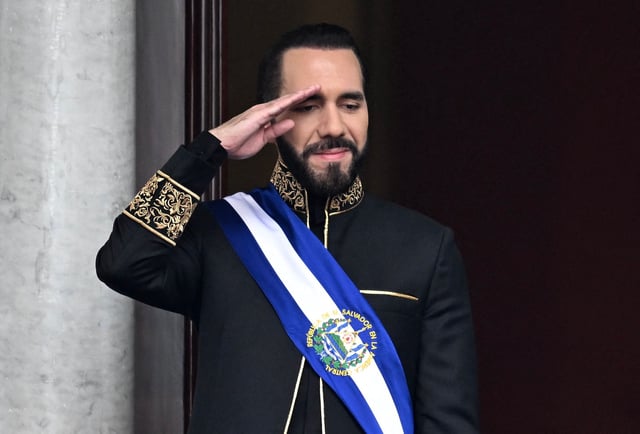 Nayib Bukele, saluda tras haber asumido el cargo en el Palacio Nacional, en el centro de San Salvador, el 1 de junio de 2024
