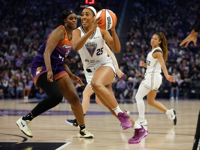 Golden State Valkyries’ Monique Billings (25) heads to the basket against the Phoenix Mercury in the first quarter at the Chase Center in San Francisco, Calif., on Monday, July 14, 2025. (Nhat V. Meyer/Bay Area News Group)