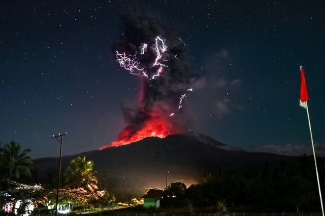 In Indonesien ist erneut der Vulkan Lewotobi Laki-Laki ausgebrochen. Der Vulkan auf der Urlaubsinsel Flores im Osten Indonesiens spuckte eine zehn Kilometer hohe von Blitzen begleitete Aschewolke in den Nachthimmel.