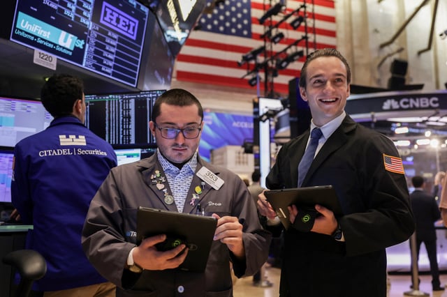 Traders work on the floor at the New York Stock Exchange (NYSE) in New York City, U.S., July 25, 2025. REUTERS/Jeenah Moon