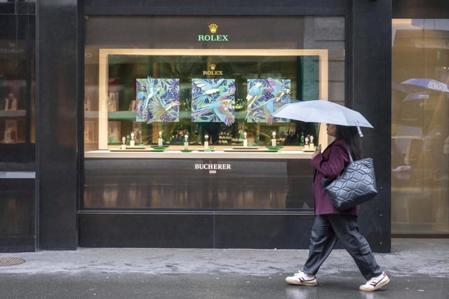 Una mujer camina frente a una tienda de relojes Rolex, en Grendelstrasse, el miércoles 16 de abril de 2025 en Lucerna, Suiza. (Urs Flueeler/Keystone vía AP)