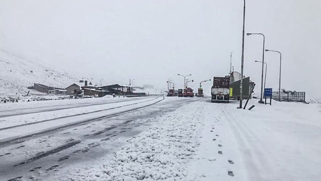 La nieve cubrió vastas zonas de la Alta Montaña. En algunos tramos de la ruta a Chile hubo desprendimientos y cortes / Prensa Gendarmería Nacional