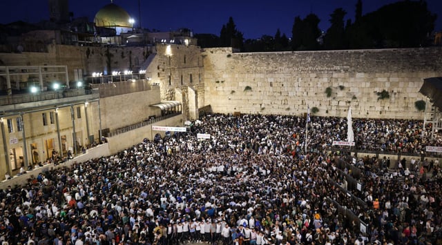Jews gather at the Wall Western in the Old City of Jerusalem, at the end of Tisha B'Av fast, on Aug. 13, 2024. (Chaim Goldberg/Flash90)