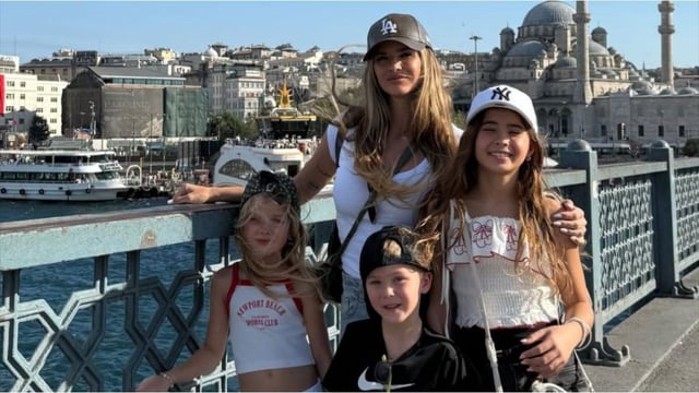 La China con sus tres hijos ahora mismo en Turquía.
