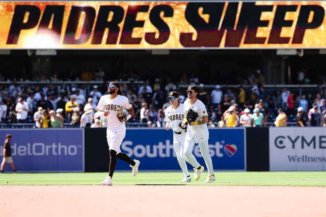 Fernando Tatis Jr., Bryce Johnson y Jackson Merrill, de izquierda a derecha, celebran una victoria de los Padres de San Diego ante los Mets de Nueva York, el miércoles 30 de julio de 2025, en San Diego. (AP Foto/Derrick Tuskan)