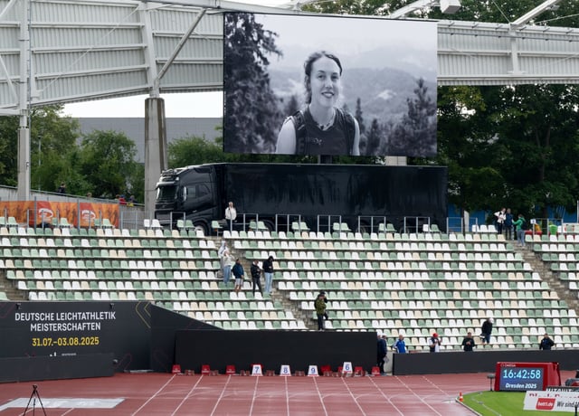 Ein Foto der verstorbenen Laura Dahlmeier ist während einer Schweigeminute auf der Leinwand im Heinz-Steyer-Stadion zu sehen.