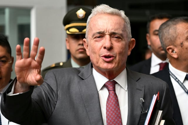 Der ehemalige kolumbianische Präsident Álvaro Uribe ist wegen Zeugenbeeinflussung zu zwölf Jahren Hausarrest verurteilt worden.