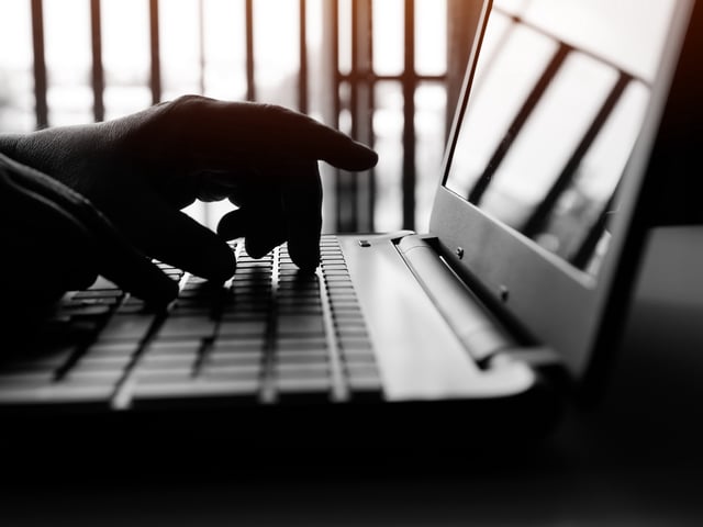 El ciberdelito se transmite a través de una computadora portátil. Foto: Shutterstock
