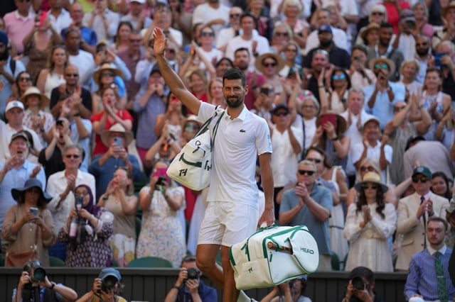 Novak Djokovic de Serbia abandona la cancha después de perder contra Jannik Sinner de Italia en una semifinal individual masculina en el Campeonato de Tenis de Wimbledon en Londres, el viernes 11 de julio de 2025. (AP Photo/Kin Cheung)