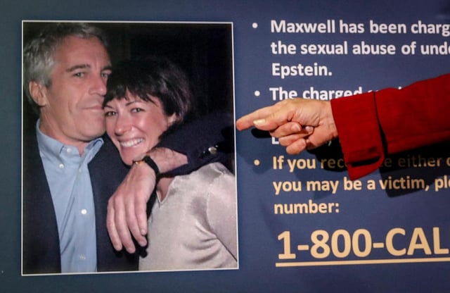 ARCHIVO - Audrey Strauss, fiscal federal interina del Distrito Sur de Nueva York, señala una foto de Jeffrey Epstein y Ghislaine Maxwell, en una conferencia de prensa en Nueva York, el 2 de julio de 2020. (AP Foto/John Minchillo, Archivo)