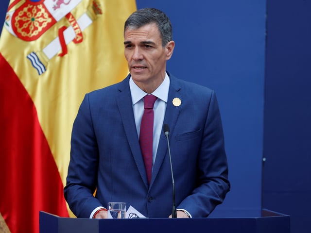 AME4257. SANTIAGO (CHILE), 21/07/2025.- El presidente del Gobierno de España, Pedro Sánchez, habla durante la cumbre progresista este lunes, en el Palacio de La Moneda, en Santiago (Chile). Sánchez instó a los gobiernos progresistas de todo el mundo a unirse y "pasar a la ofensiva" en defensa de la democracia ante la que denomina "internacional reaccionaria del odio y la mentira" y a la que cree que ha sucumbido la derecha tradicional. EFE/ Elvis González
