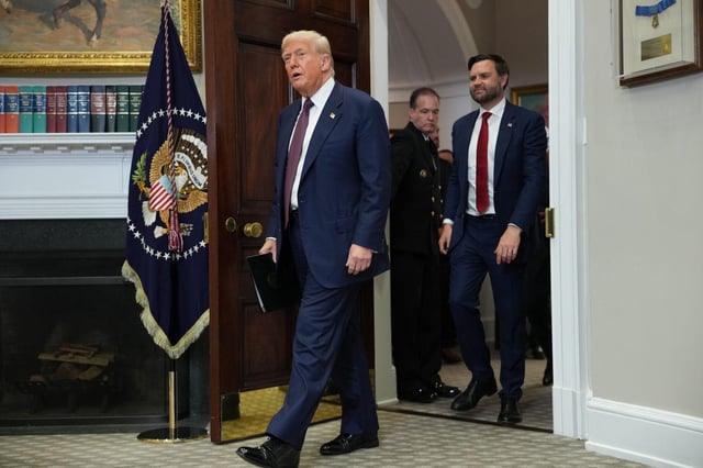 El presidente de Estados Unidos, Donald Trump (C), en la Sala Roosevelt de la Casa Blanca en Washington, DC, EE. UU., el 31 de julio de 2025.