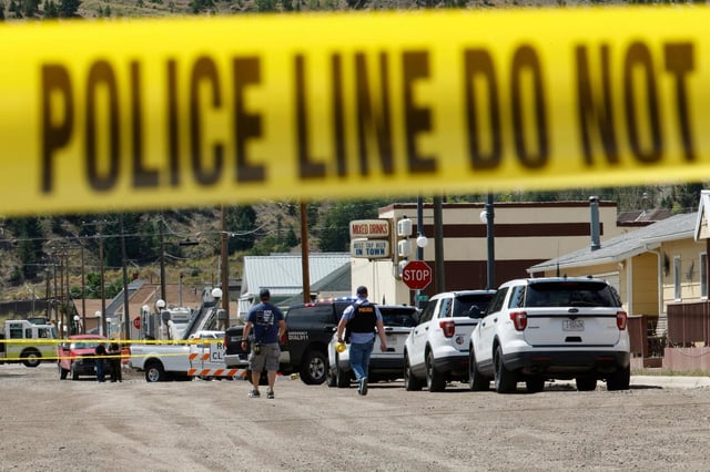 Policías y otros miembros de personal de emergencia tras un tiroteo registrado en Anaconda, Montana, el viernes 1 de agosto de 2025. (Joseph Scheller/The Montana Standard vía AP)