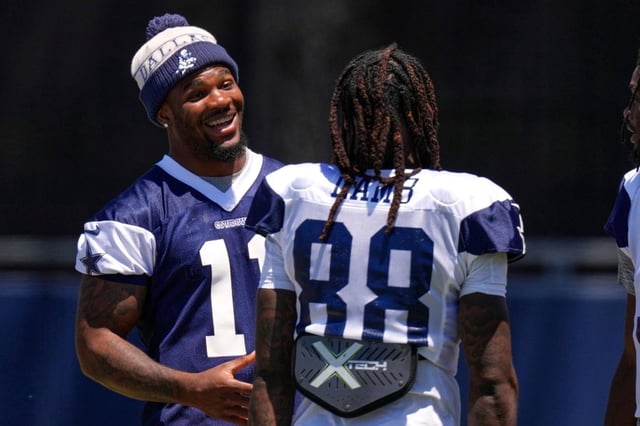 El ala defensiva de los Cowboys de Dallas, Micah Parsons, a la izquierda, habla con el receptor abierto CeeDee Lamb durante el campo de entrenamiento el jueves 31 de julio de 2025, en Oxnard, California. (AP Photo/Mark J. Terrill)