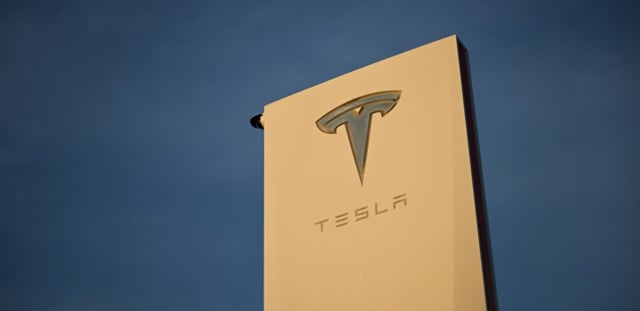 Le logo de Tesla sur un panneau à Hawthorne, en Californie, le 9 août 2022