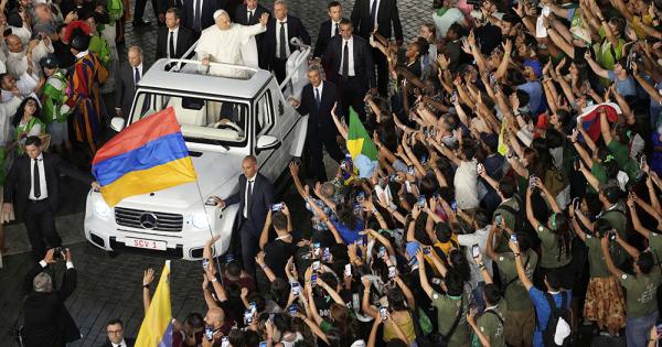 Pope Leo XIV surprises Catholic youth festival with unexpected popemobile salute