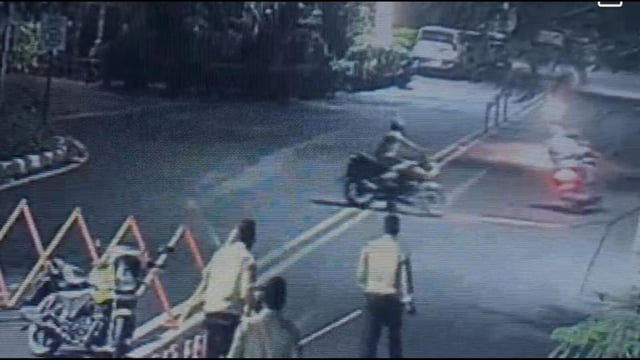 A video grab of the constable giving chase as other police personnel look on. (HT Photo)