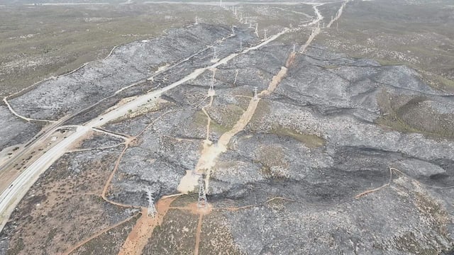 Durante el recorrido final, las brigadas en tierra confirmaron la ausencia de avance del fuego y de puntos calientes en la zona.