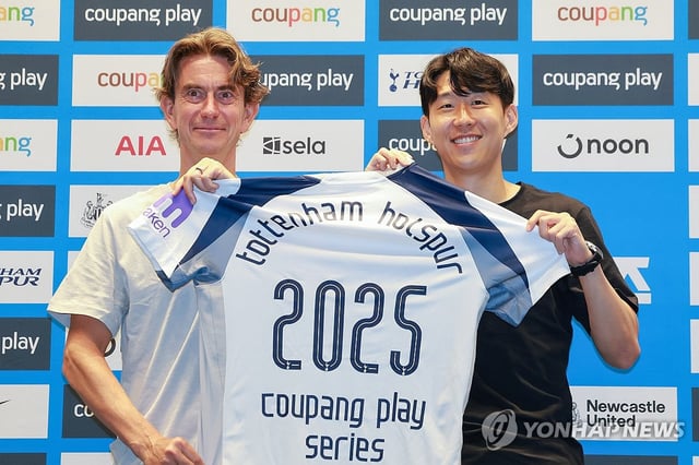 Tottenham Hotspur head coach Thomas Frank (L) and captain Son Heung-min pose with a commemorative jersey during their press conference in Seoul on Aug. 2, 2025, the eve of Tottenham's preseason match against Newcastle United in Seoul as part of the annual Coupang Play Series. (Yonhap)