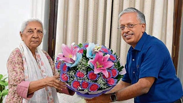 Newly-appointed chief secretary Shashi Prakash Goyal paid a courtesy call on governor Anandiben Patel at Raj Bhavan, in Lucknow on Friday. (HT Photo)