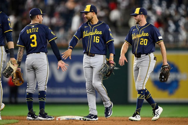 Joey Ortiz, Blake Perkins y Brandon Lockridge de los Cerveceros de Milwaukee celebran al final del encuentro ante los Nacionales de Washington el viernes primero de agosto del 2025. (AP Foto/Nick Wass)