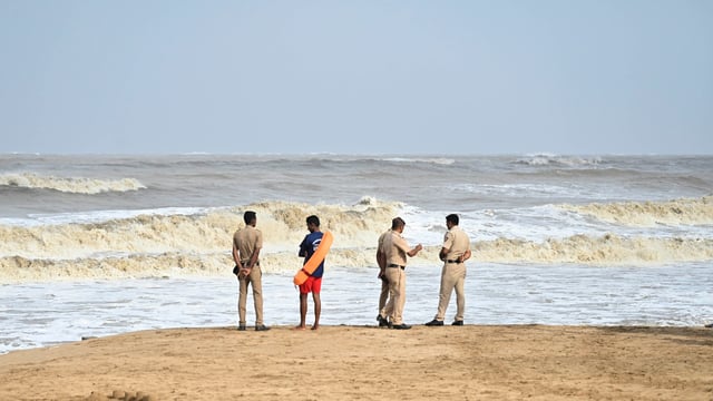 Two men swept away by high tide at Juhu while filming reels, 1 rescued