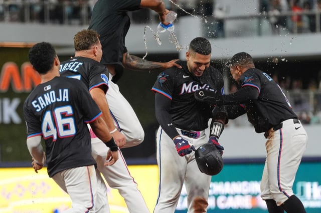 El dominicano Agustín Ramírez y Xavier Edwards de los Marlins de Miami son bañados tras la victoria ante los Yankees de Nueva York el viernes primero de agosto del 2025. (AP Foto/Rebecca Blackwell)