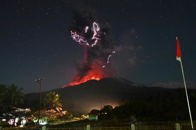 En esta imagen, distribuida por la Agencia Geológica (Badan Geologi) del Ministerio de Energía y Recursos Minerales de Indonesia, un rayo sobre el volcán Lewotobi Laki-Laki, mientras arroja material volcánico en plena erupción, en East Flores, Indonesia, el 1 de agosto de 2025. (Badan Geologi vía AP)