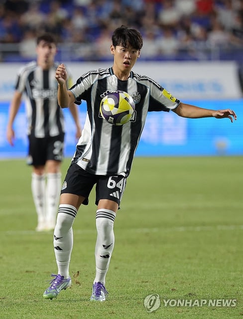 Park Seung-soo of Newcastle United controls the ball during a preseason match against Team K League at Suwon World Cup Stadium in Suwon, Gyeonggi Province, on July 30, 2025. (Yonhap)
