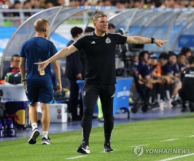 Newcastle United head coach Eddie Howe directs his players during their preseason match against Team K League at Suwon World Cup Stadium in Suwon, Gyeonggi Province, on July 30, 2025. (Yonhap)